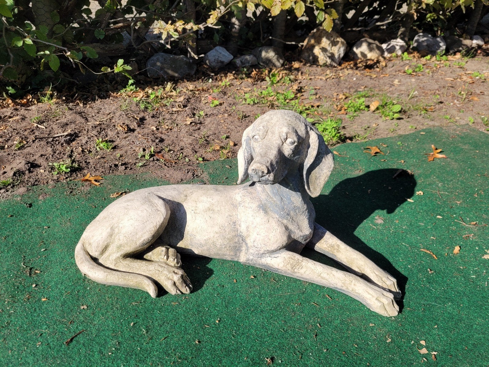 Kunststof tuinbeeld liggende hond, Ophalen, Gebruikt, Kunststof, Dierenbeeld