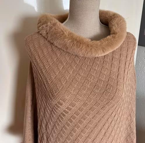 Poncho one size [dmv], Kleding | Dames, Ophalen of Verzenden, Zo goed als nieuw, Maat 42/44 (L), Beige