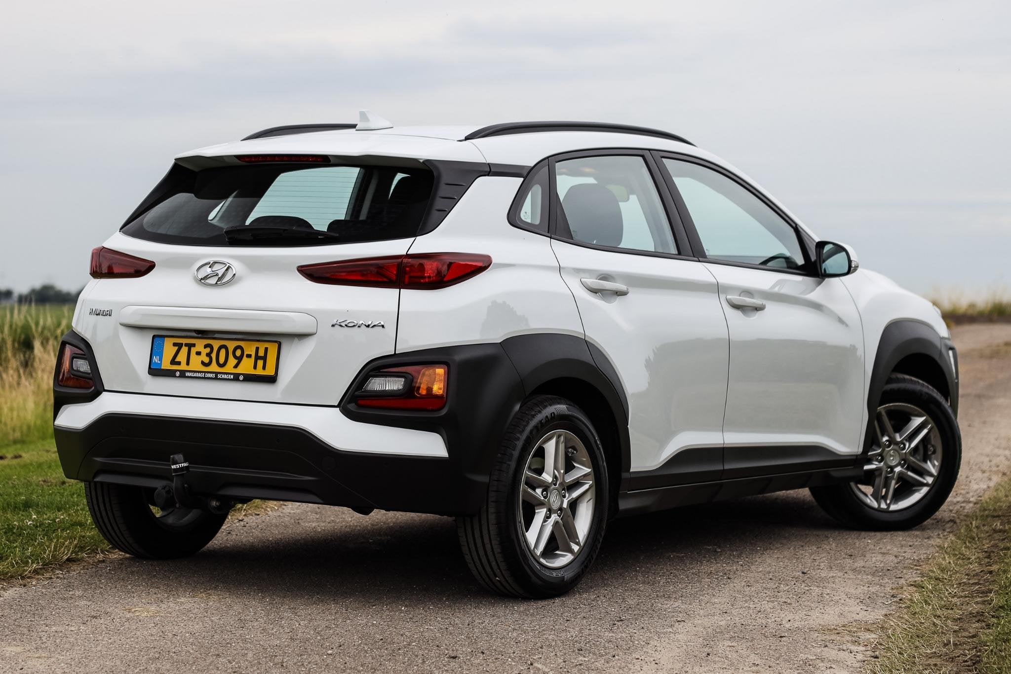 Hyundai Kona 120 PK T-GDI Comfort ✅ CarPlay ✅ Camera ✅, Stof, Gebruikt, Euro 6, Wit