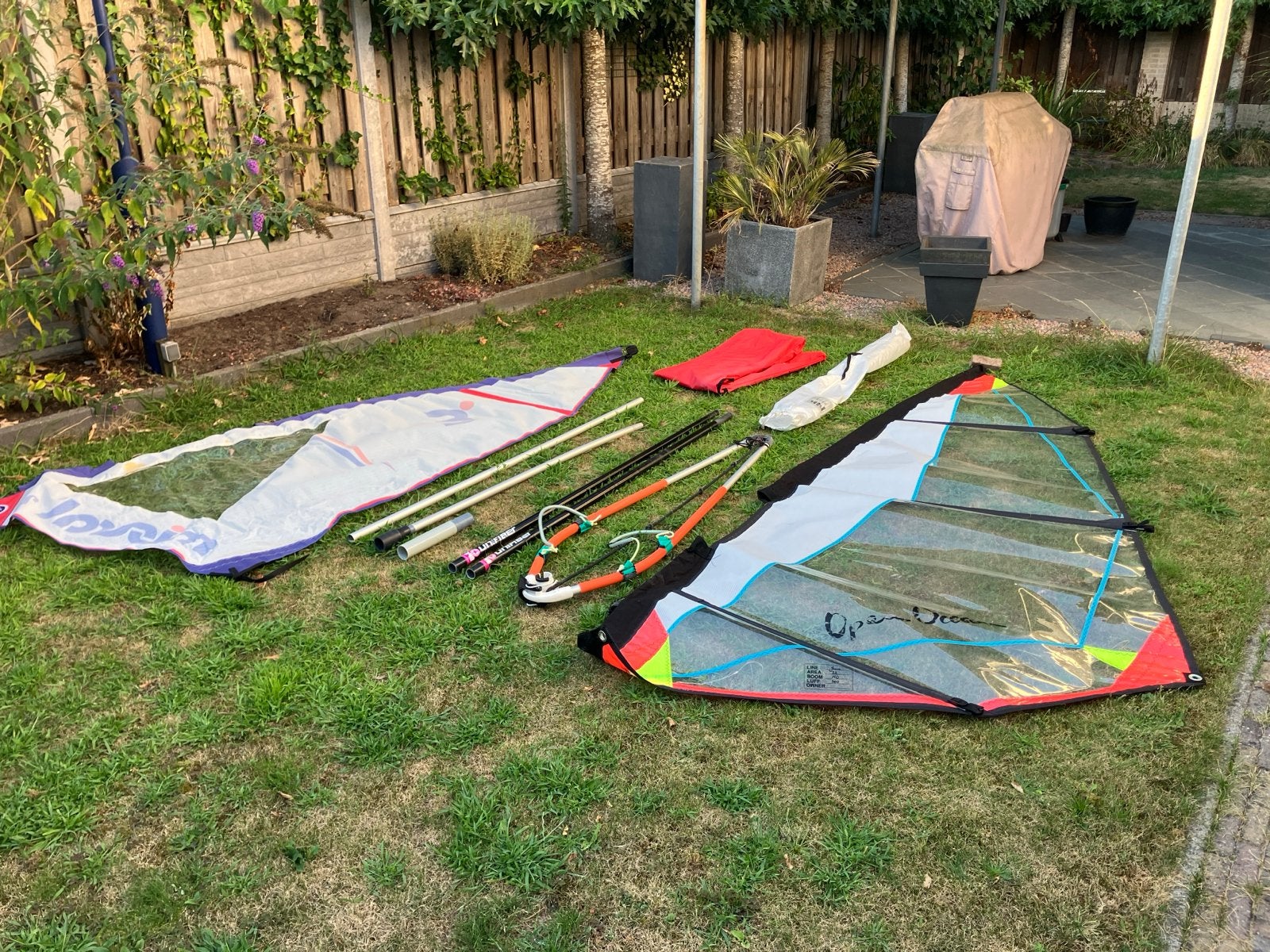 Complete kinder surf set met 2 zeilen en accessoires, Watersport en Boten, Windsurfen, Ophalen, Mistral, Gebruikt, Minder dan 3.5 m²