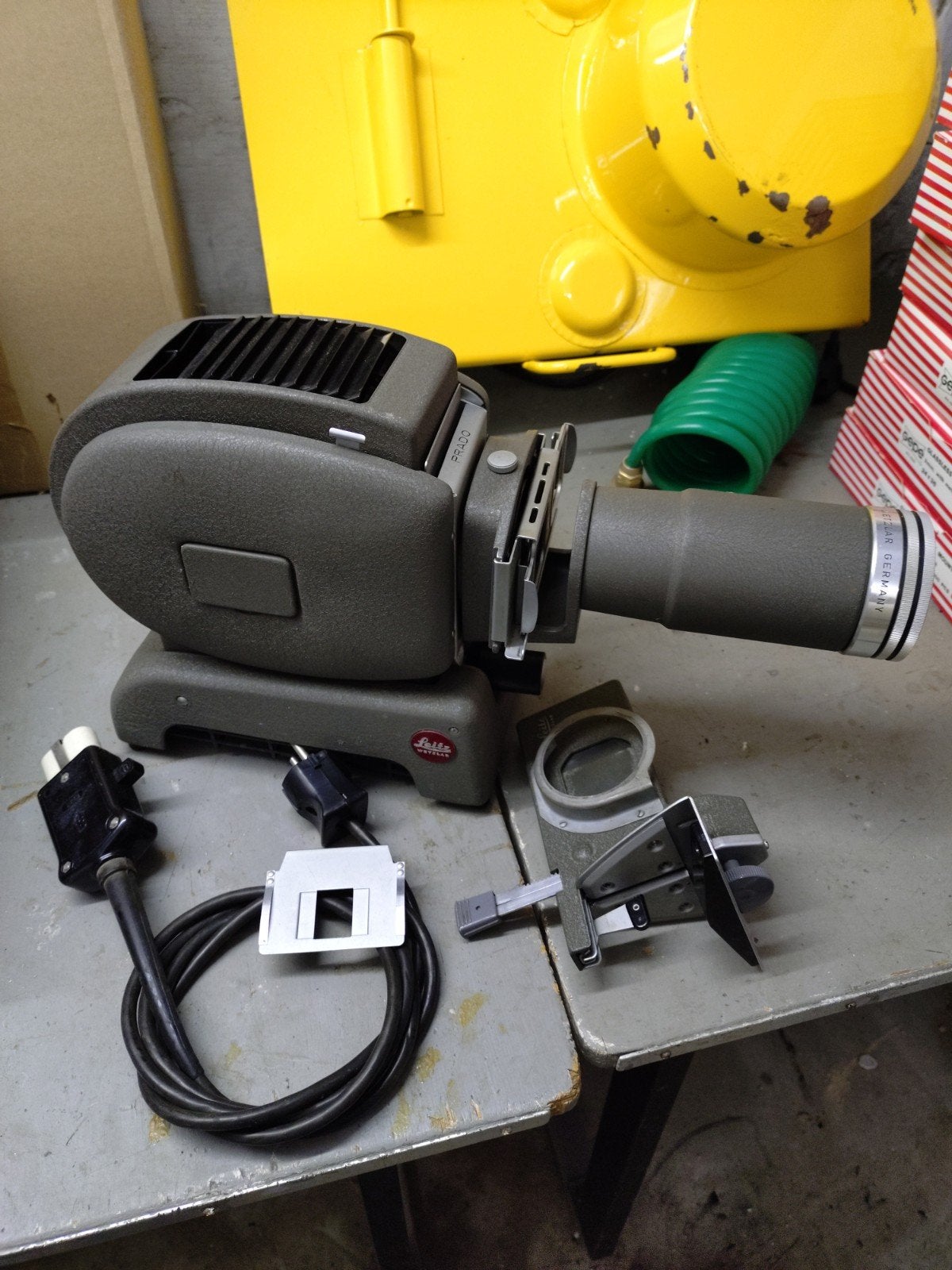 Leitz Prado diaprojector met koffer, acc. en 150mm lensr, Audio, Tv en Foto, Diaprojectors, Ophalen of Verzenden, Gebruikt