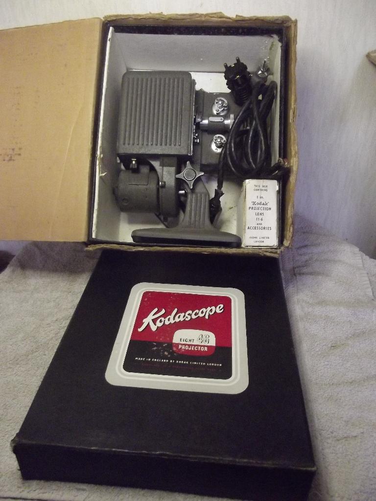 Kodascope Eight 46 met scherm in houten kist, Ophalen of Verzenden, Voor 1940, Projector