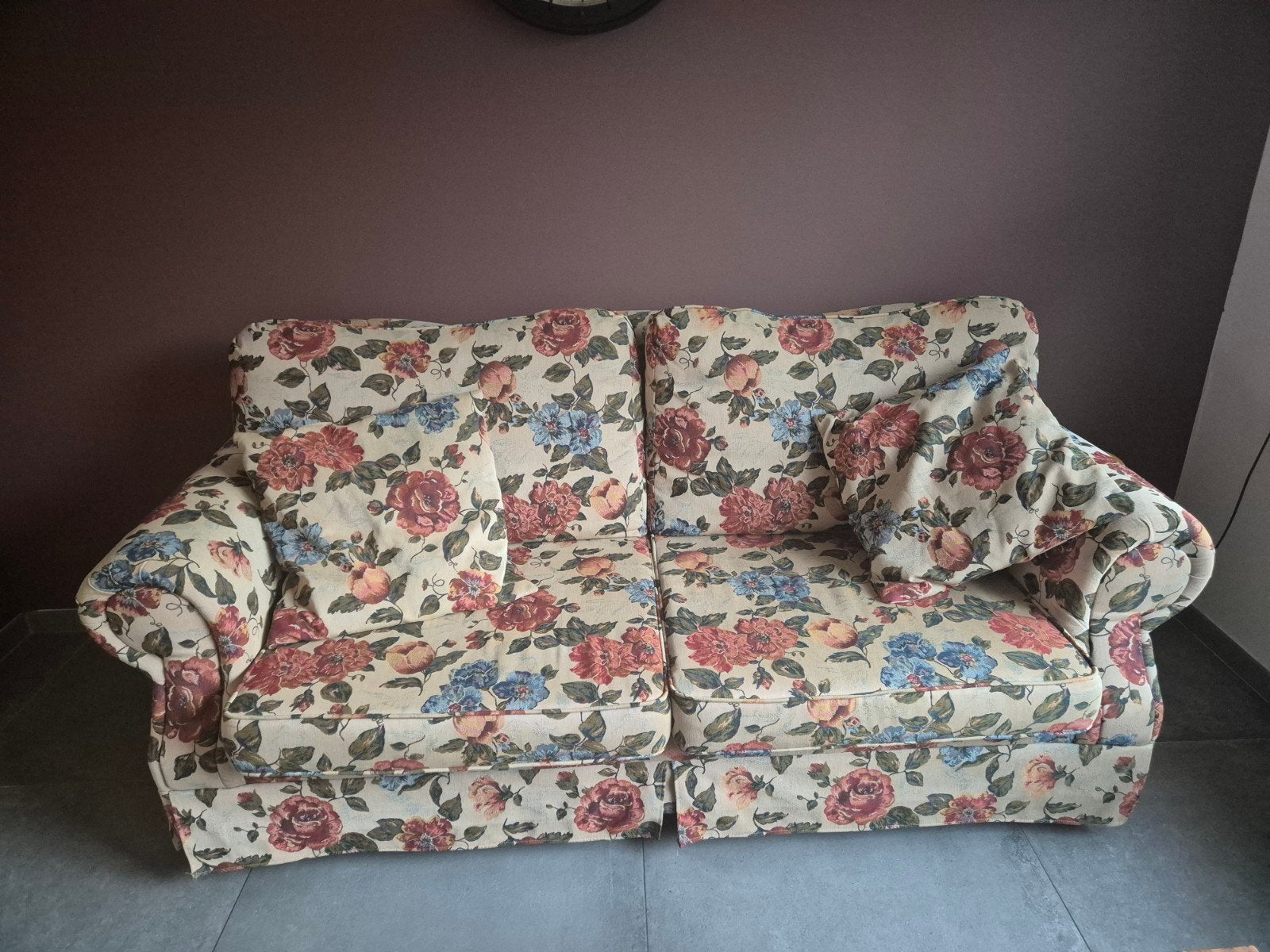 Comfortabele bloemenbank in prima staat, Huis en Inrichting, Banken | Bankstellen, Ophalen, Klassiek, Bloemenprint, Tweepersoons