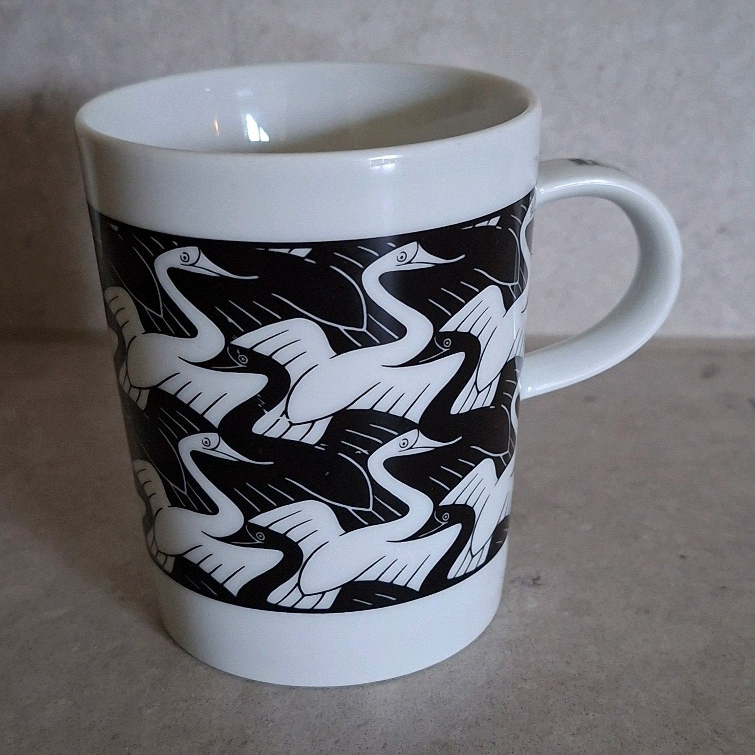 M.C. Escher x Douwe Egberts mok (Arzberg porselein) – Vogels, Overige merken, Klassiek, Ophalen of Verzenden, Zo goed als nieuw