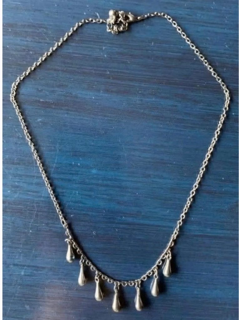 Zilverkleurige ketting hangertjes in vorm van waterdruppels, Sieraden, Tassen en Uiterlijk, Kettingen, Ophalen of Verzenden, Zo goed als nieuw