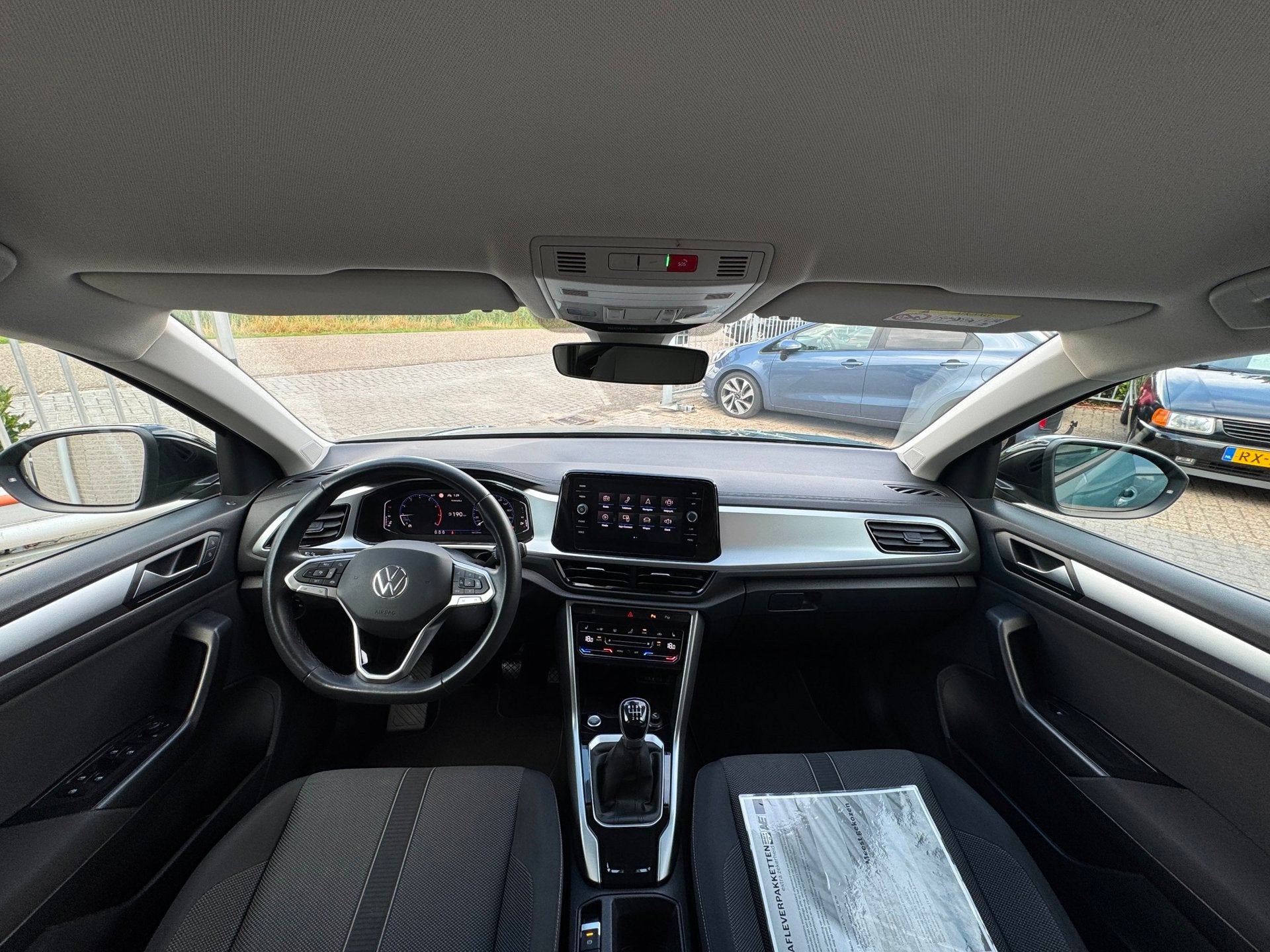 Volkswagen T-Roc 1.0 TSI Life Business CAMERA / ACC / STOEL, Dealer onderhouden, Stof, Gebruikt, Zwart