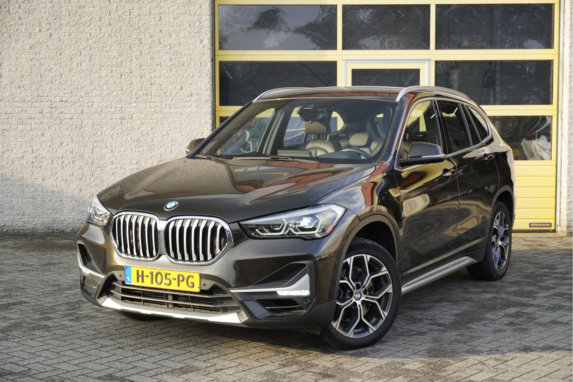 BMW X1 sDrive20i 192PK! Automaat VDL Nedcar Edition Executiv, Auto's, 1998 cc, Euro 6, Bruin, Automatische klimaatregeling