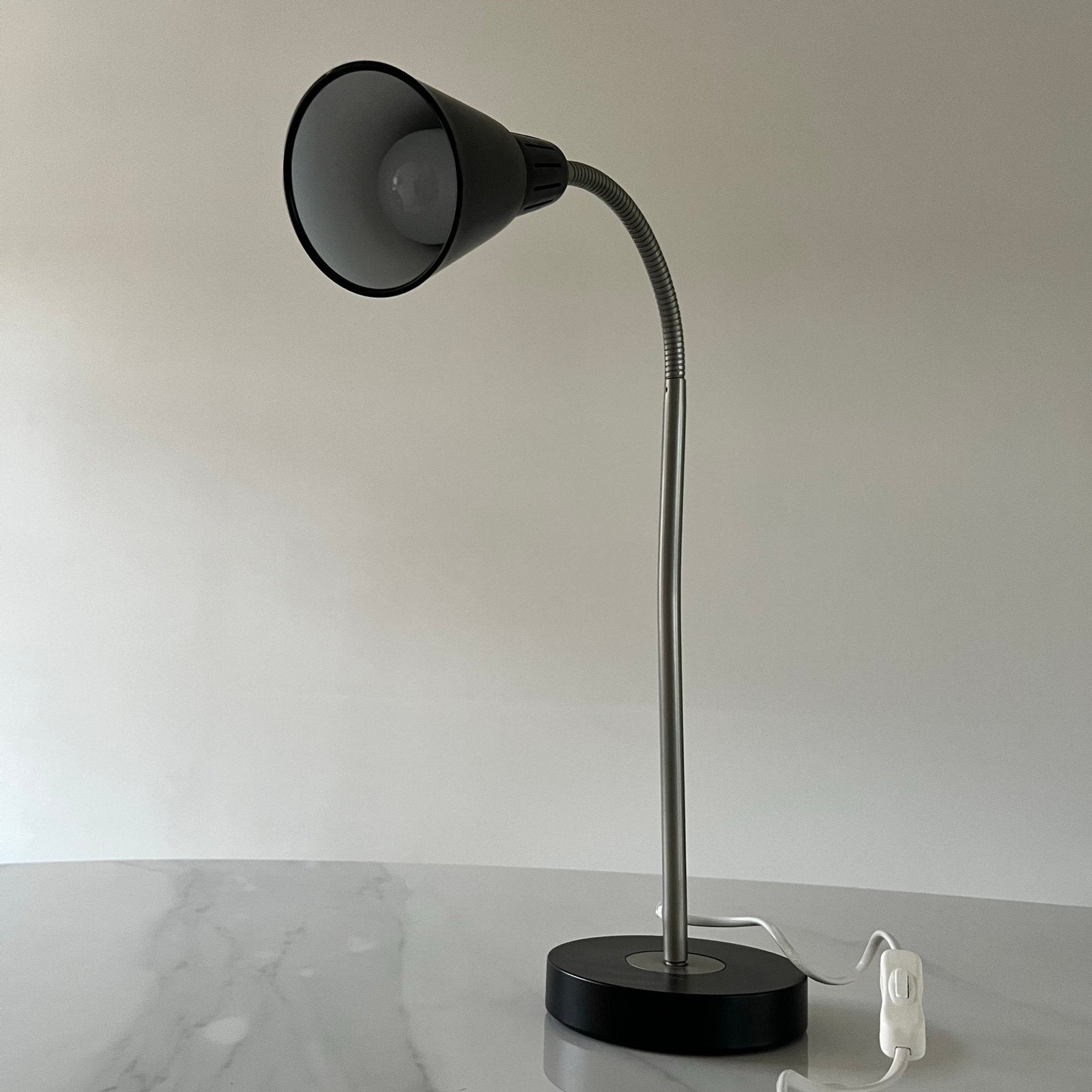 IKEA bureaulamp zwart, Bureaulamp, Verstelbaar, Ophalen of Verzenden, Zo goed als nieuw