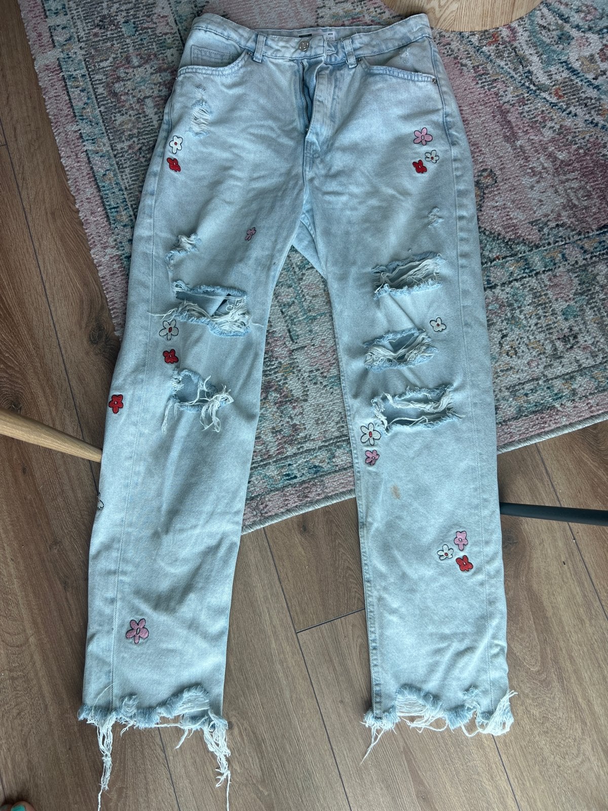 Bershka Mom Jeans met scheuren en bloemen - Maat 36, Ophalen, Gedragen, Blauw, W30 - W32 (confectie 38/40)
