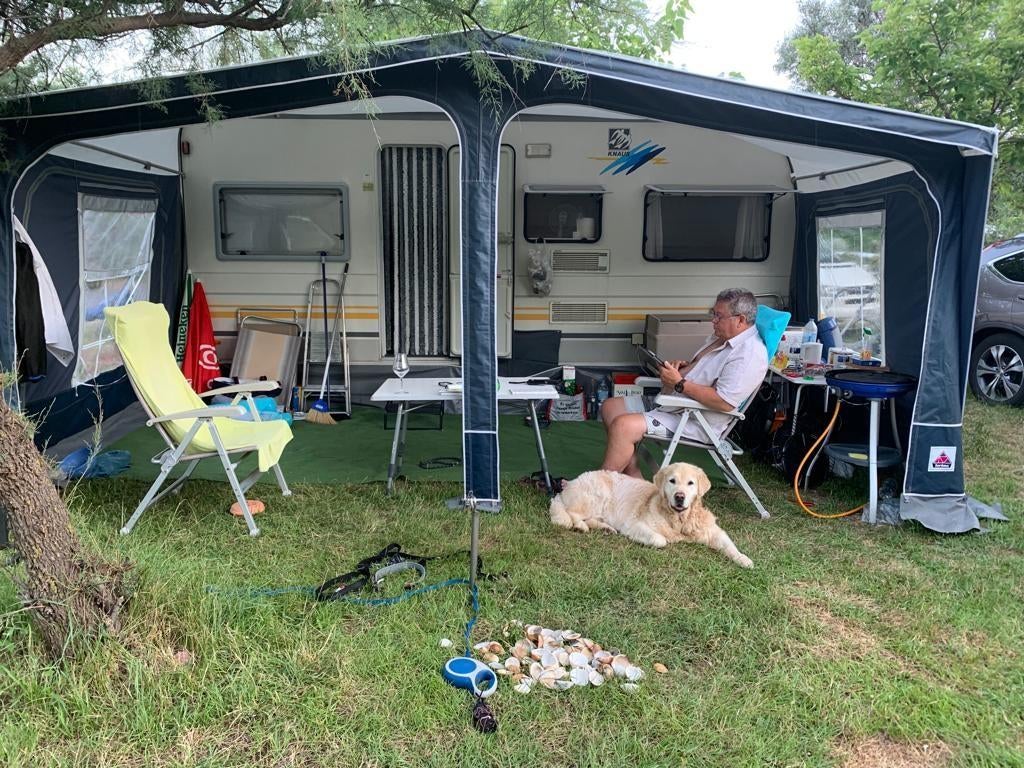 Goed onderhouden Knaus caravan met voortent en luifel, Rondzit, Particulier, 6 tot 7 meter, Luifel