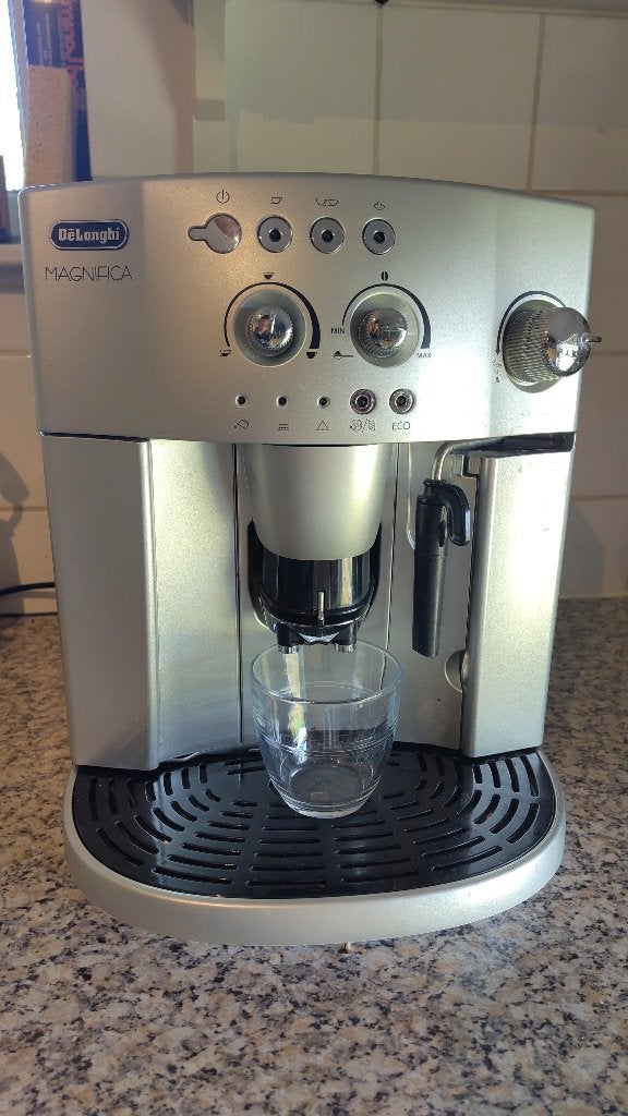 Delonghi ESAM 4200.S, Witgoed en Apparatuur, Ophalen, Gebruikt, Espresso apparaat, Afneembaar waterreservoir