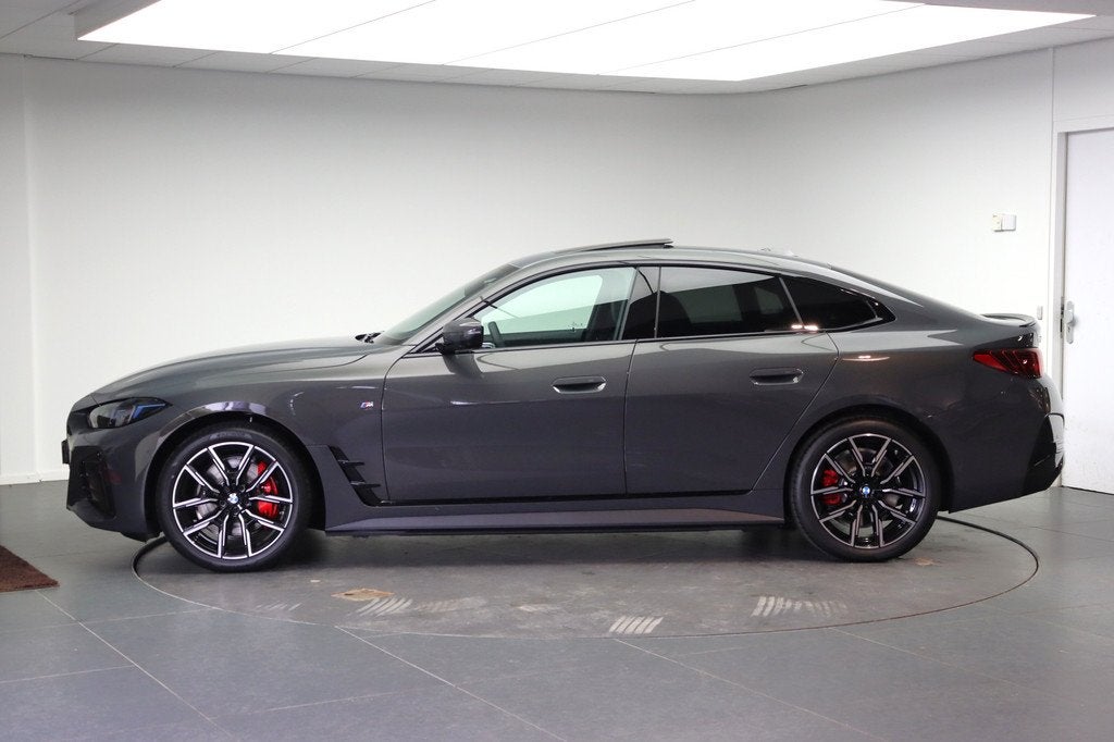 BMW i4 eDrive35 Gran Coupé M Sport / Schuif-kanteldak / Ada, Auto's, BMW, Achterwielaandrijving, Zwart, Met garantie (alle), 435 min