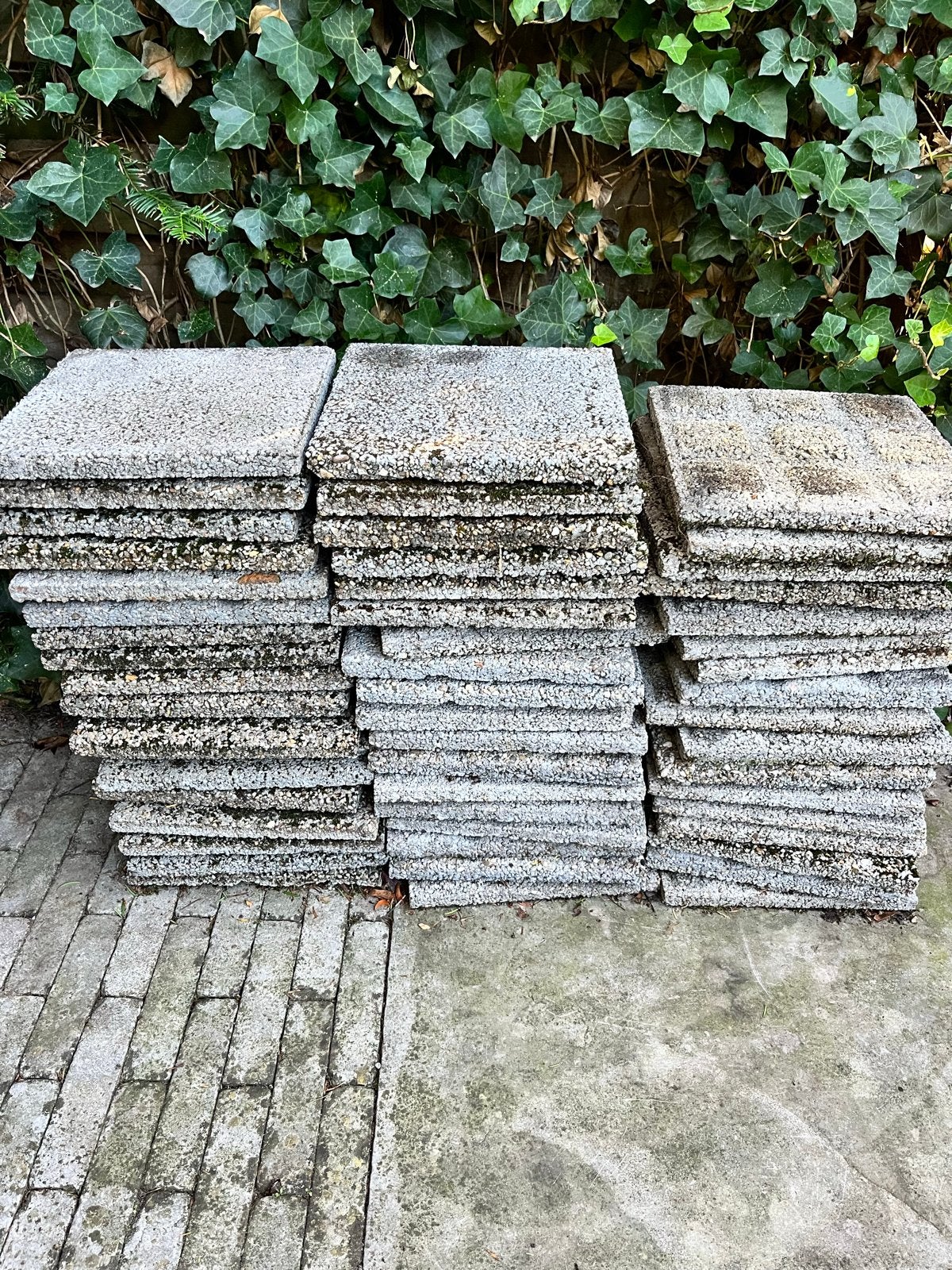 Gratis 53  terrastegels van beton, Tuin en Terras, Ophalen, Gebruikt, 10 m² of meer, Beton