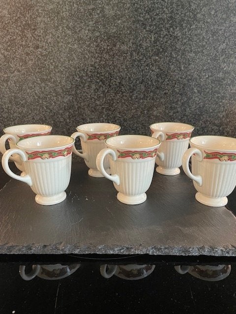 6 Wedgwood Christmas Time koffiekopjes met schotels, Ophalen of Verzenden, Zo goed als nieuw, Overige stijlen, Kop(pen) en/of Schotel(s)
