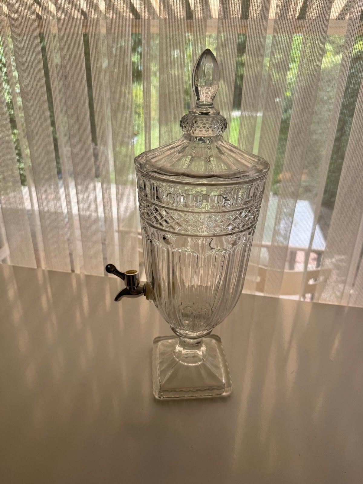 Glazen drankdispenser met kraantje, Ophalen