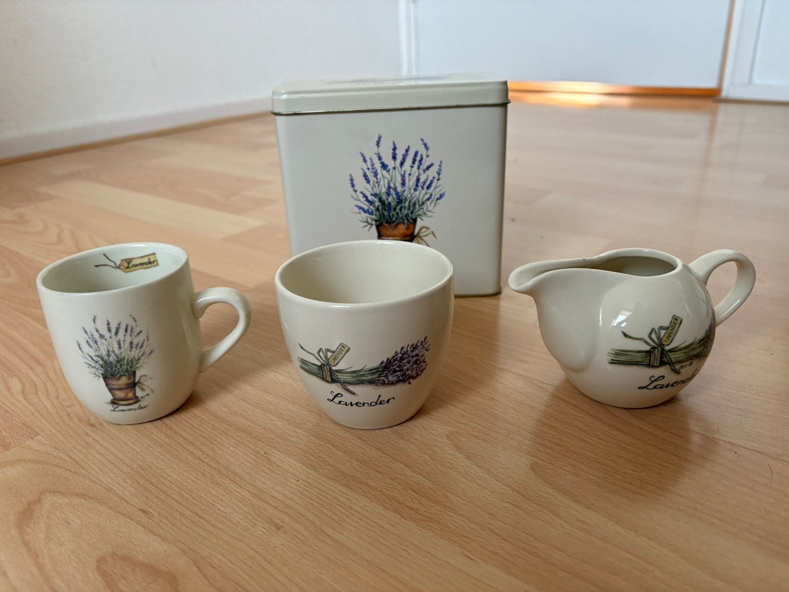 Blikje en servies Jet ter Steege Lavender, Huis en Inrichting, Overige typen, Ophalen of Verzenden, Zo goed als nieuw, Overige stijlen