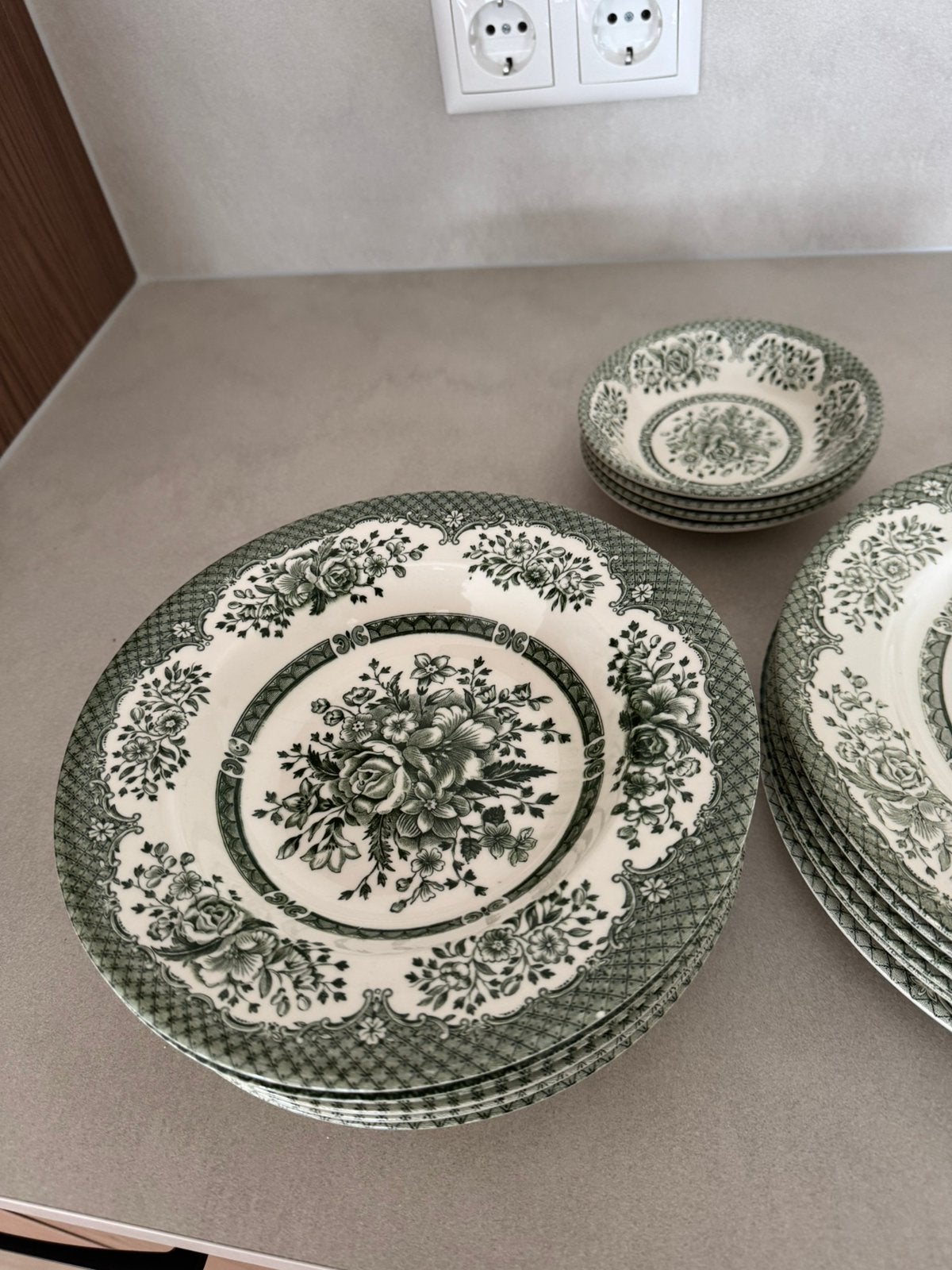 Servies set: 6 diepe, 6 platte borden en 4 schaaltjes, Ophalen, Gebruikt, Keramiek, Overige stijlen