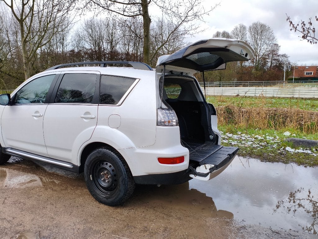 Foto 11 van Mitsubishi Outlander 2.4 125KW 4WD 2010 Wit