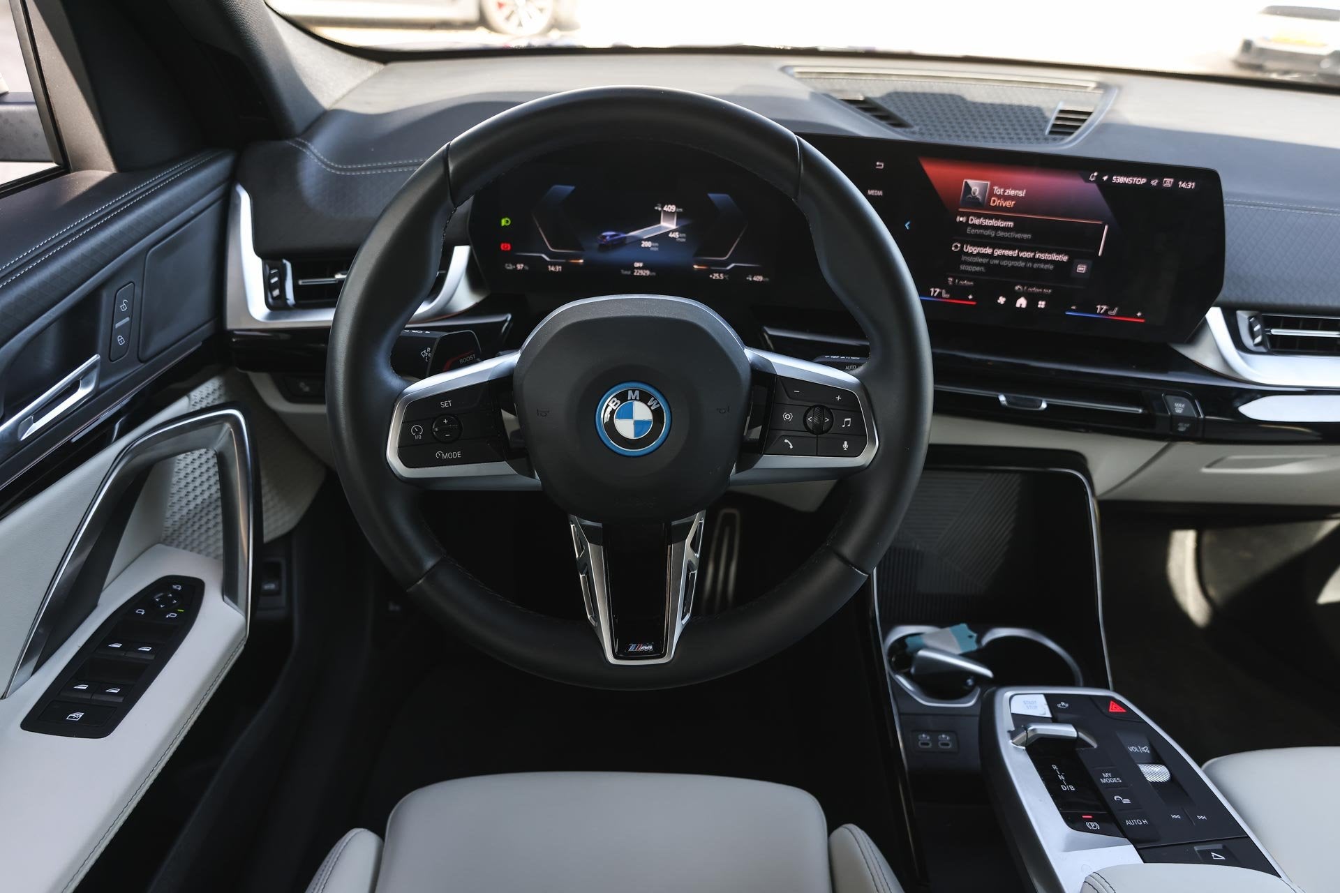 BMW iX2 eDrive20 M Sport / Sportstoelen / Achteruitrijcamera, Auto's, 750 kg, 204 pk, SUV of Terreinwagen, Te koop
