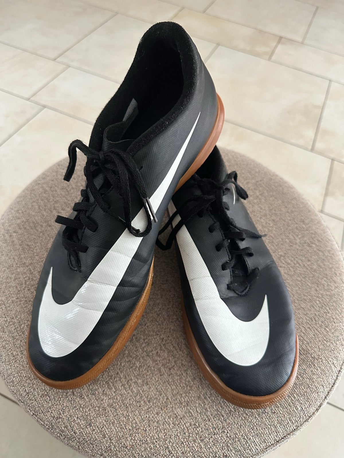 Nike zaalvoetbalschoenen - Maat 45, Sport en Fitness, Ophalen of Verzenden, Gebruikt, Schoenen