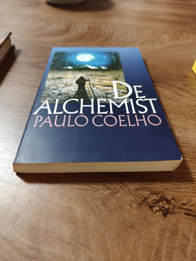 De Alchemist - Paulo Coelho (Zo goed als nieuw), Boeken, Ophalen of Verzenden, Zo goed als nieuw, Paulo Coelho, Europa overig