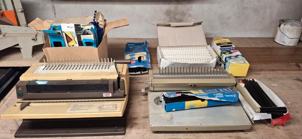 Inbindapparatuur met kunststof bindringen - GBC 460KM-1, Hobby en Vrije tijd, Ophalen of Verzenden, Gebruikt