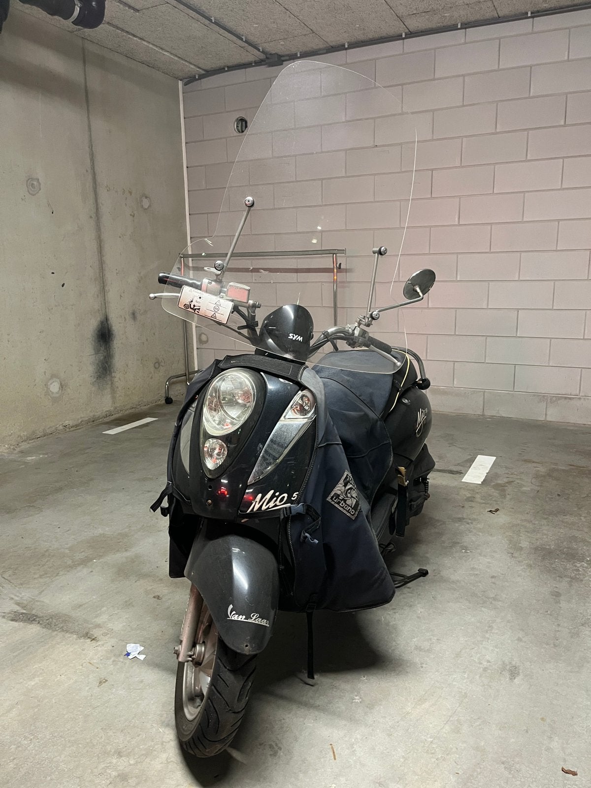 SYM Mio snorscooter zwart 2013 20.977km windscherm+beenkleed, Gebruikt, Maximaal 45 km/u, Benzine, Ophalen