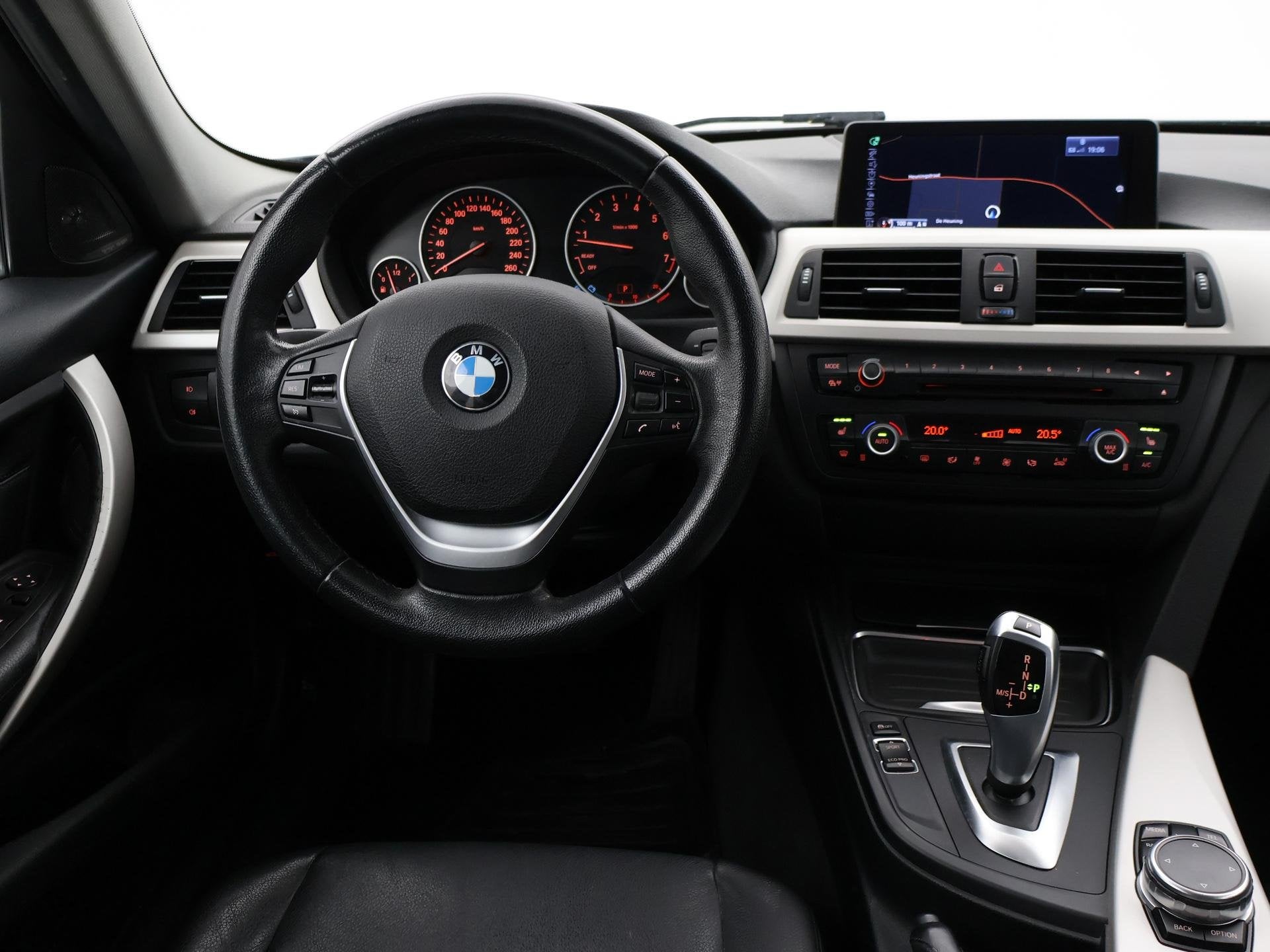 BMW 3-serie Touring 316i H.E AUT. + HEAD-UP DISPLAY | LEDER, Auto's, Automaat, Gebruikt, 4 cilinders, Automatische klimaatregeling
