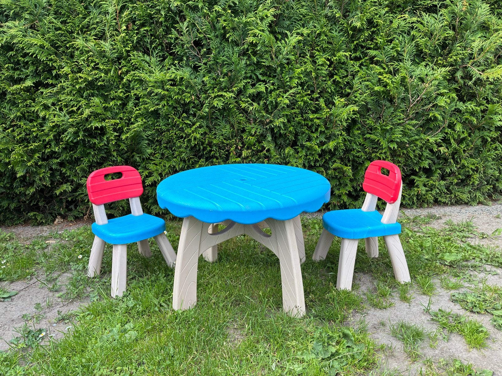 Grown Up kindertafel en stoelen set, Kinderen en Baby's, Kinderkamer | Tafels en Stoelen, Gebruikt, Tafel(s) en Stoel(en), Ophalen
