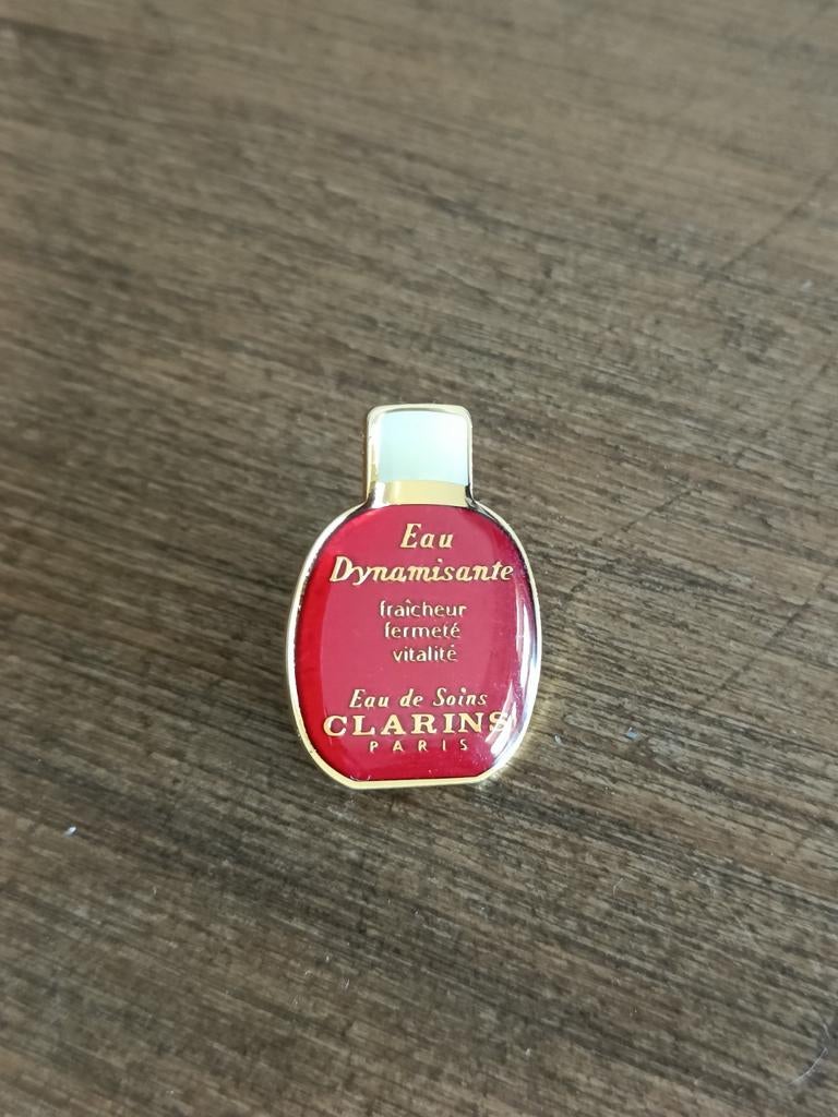 Clarins Eau Dynamisante parfumflesje pin, Ophalen of Verzenden, Zo goed als nieuw, Merk, Speldje of Pin