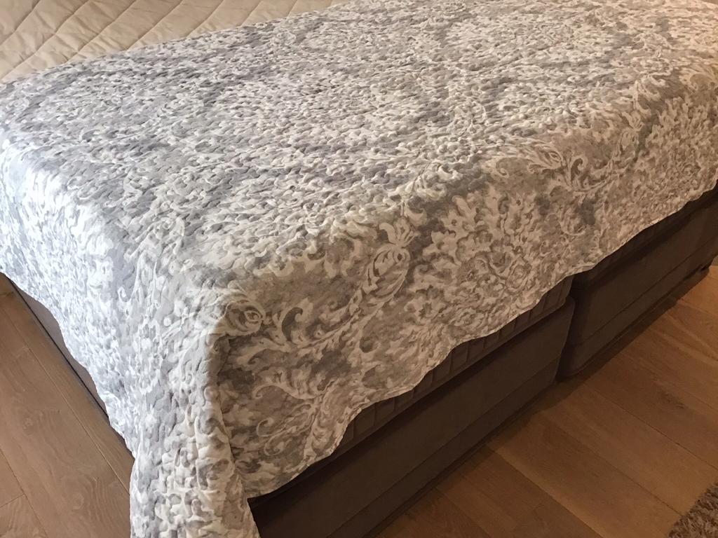 Wit / grijze bedsprei met slopen., Huis en Inrichting, Ophalen of Verzenden, Zo goed als nieuw, Tweepersoons, Wit
