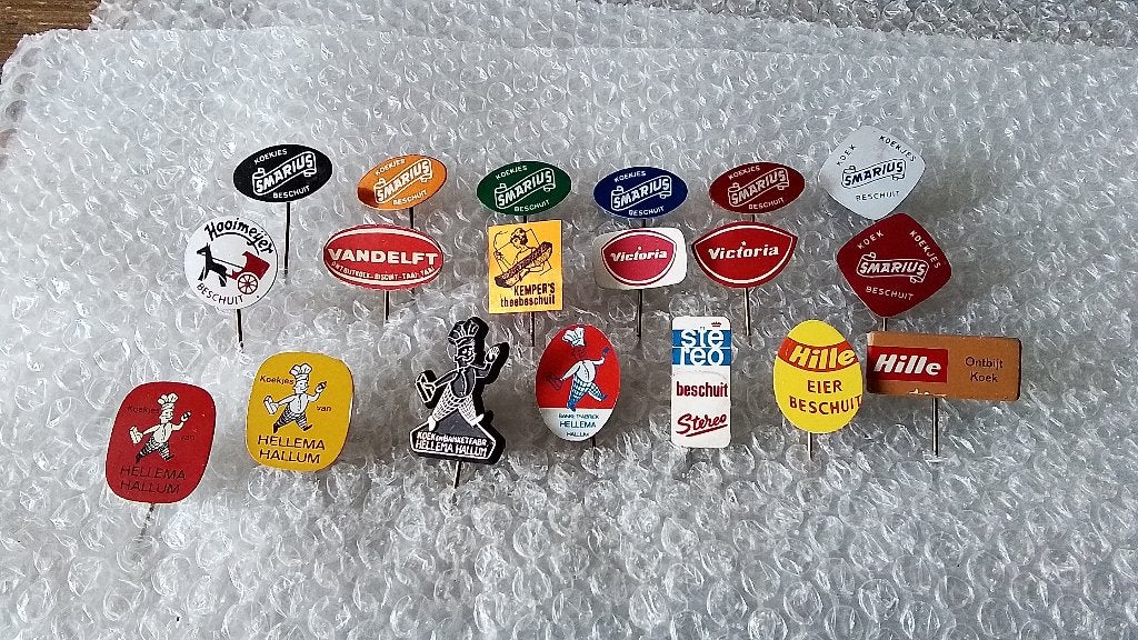 19 verschillende speldjes beschuit, Verzamelen, Speldjes, Pins en Buttons, Ophalen of Verzenden, Zo goed als nieuw, Overige onderwerpen