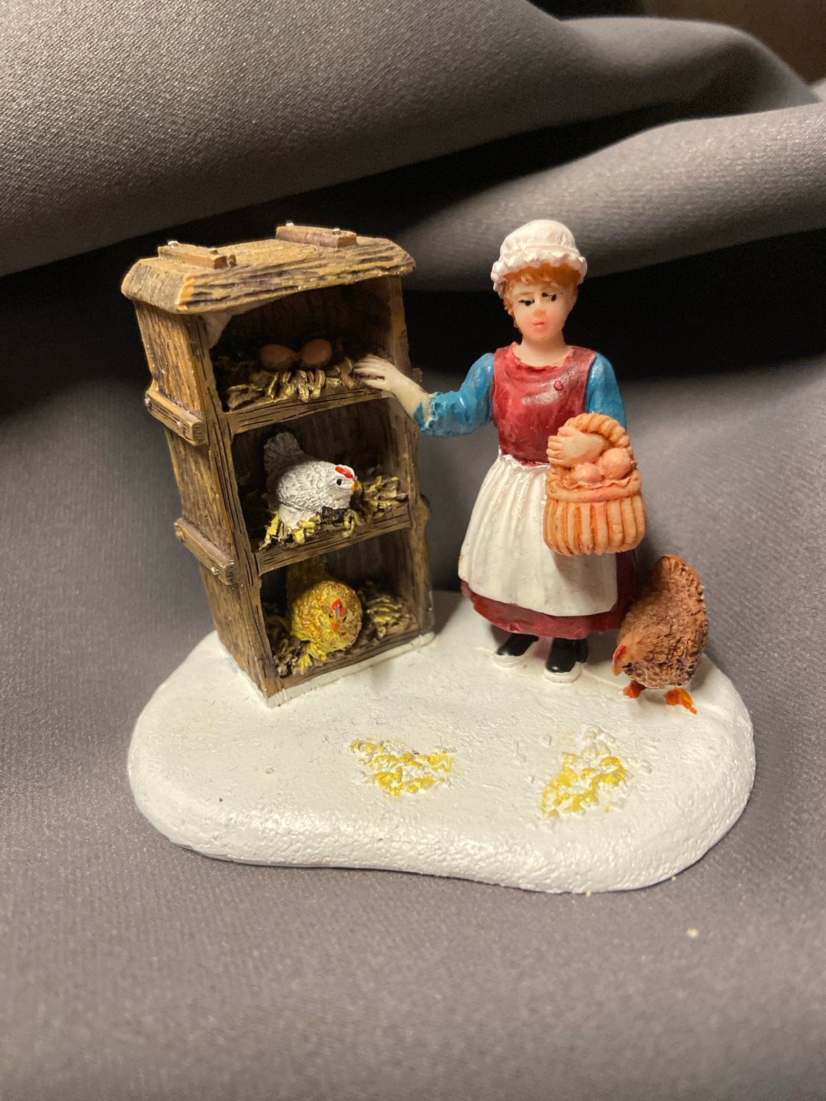 Miniatuur Vrouw met Kippen en Kippenhok, Ophalen of Verzenden, Zo goed als nieuw