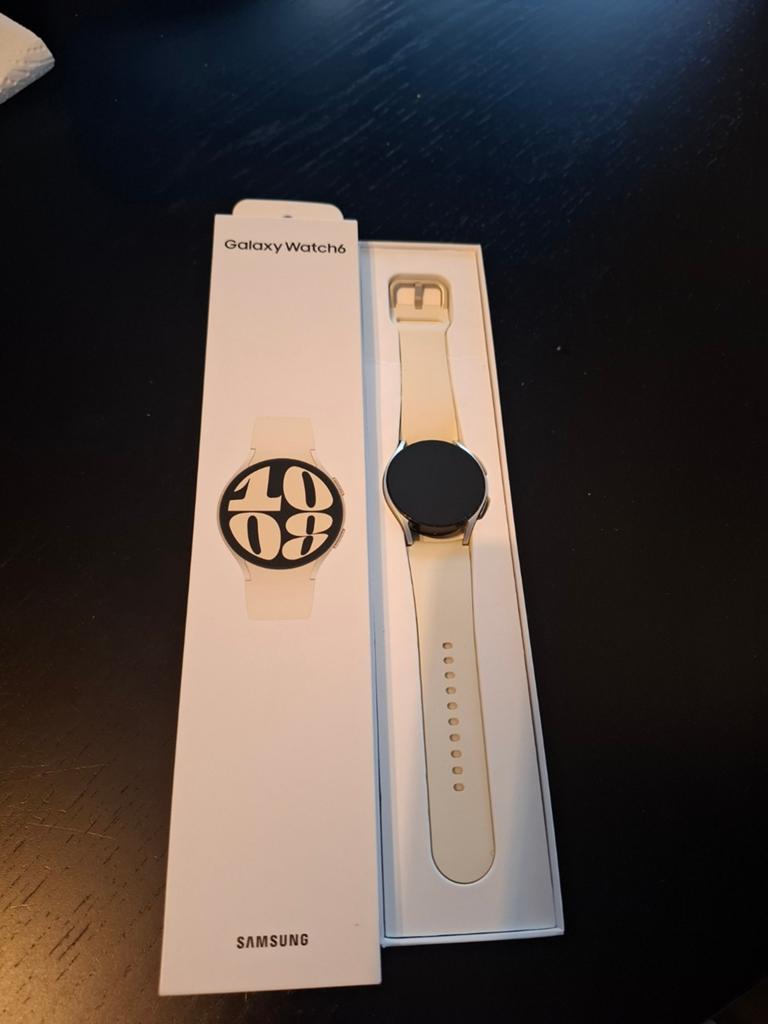 Samsung Galaxy Watch 6 met 4 bandjes (zonder oplader), Ophalen of Verzenden, Zo goed als nieuw, Zwart, Android