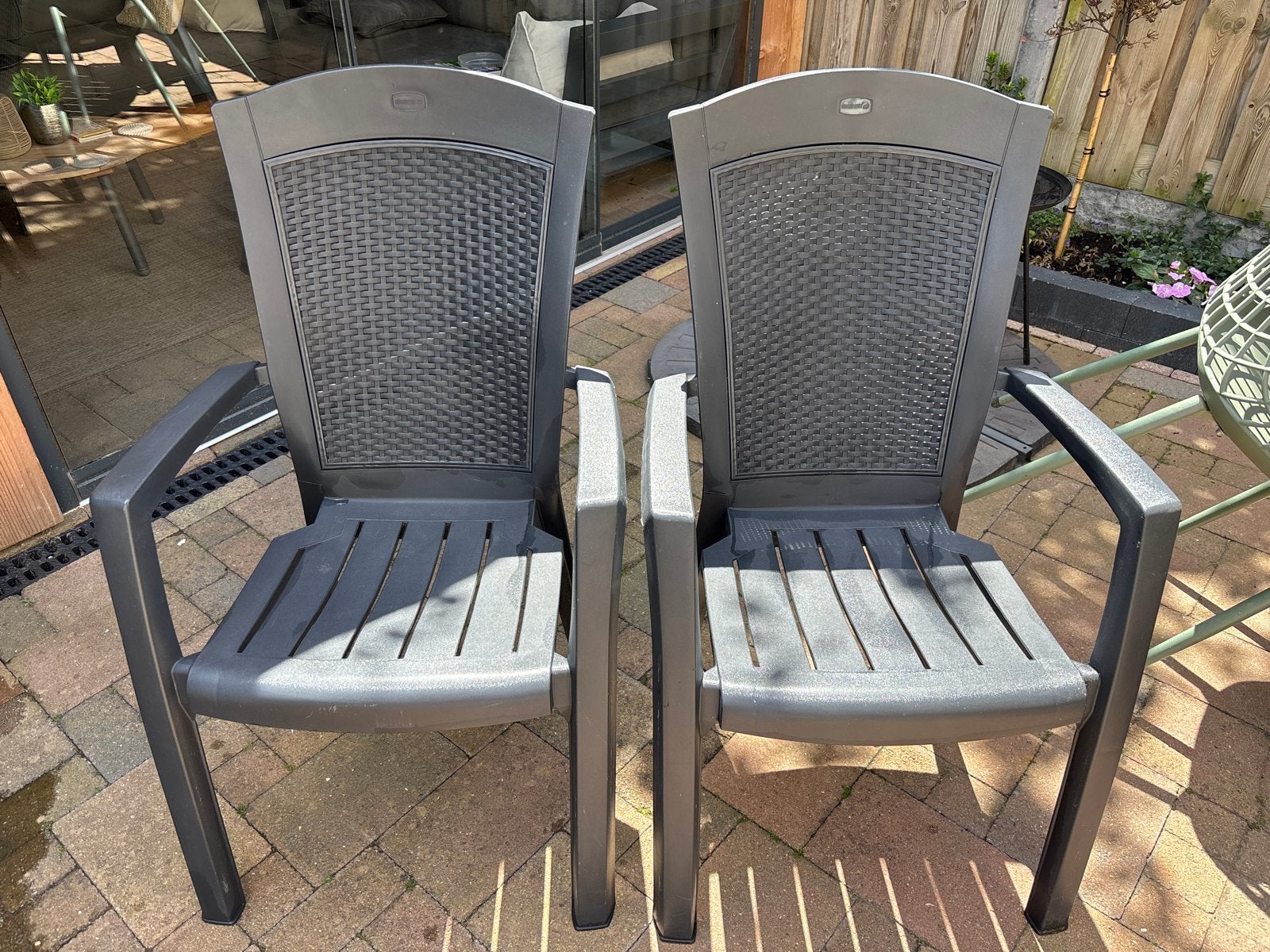 2x Donkergrijze tuinstoelen van kunststof, Ophalen, Gebruikt, Kunststof