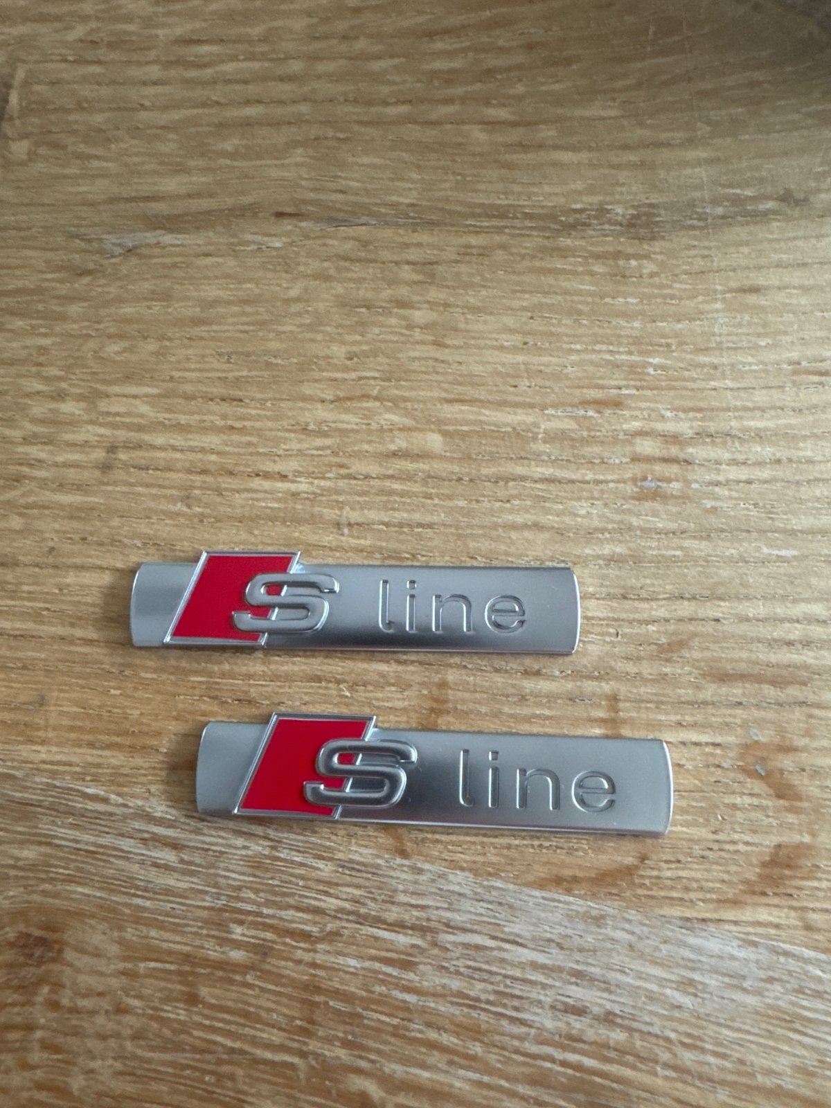 2x OEM Audi S Line emblemen, Auto diversen, Tuning en Styling, Ophalen of Verzenden