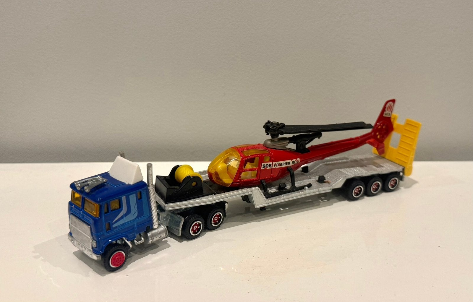 Majorette oude Peterbilt transport truck + SOS helicopter, Hobby en Vrije tijd, Modelauto's | 1:87, Verzenden, Gebruikt, Bus of Vrachtwagen