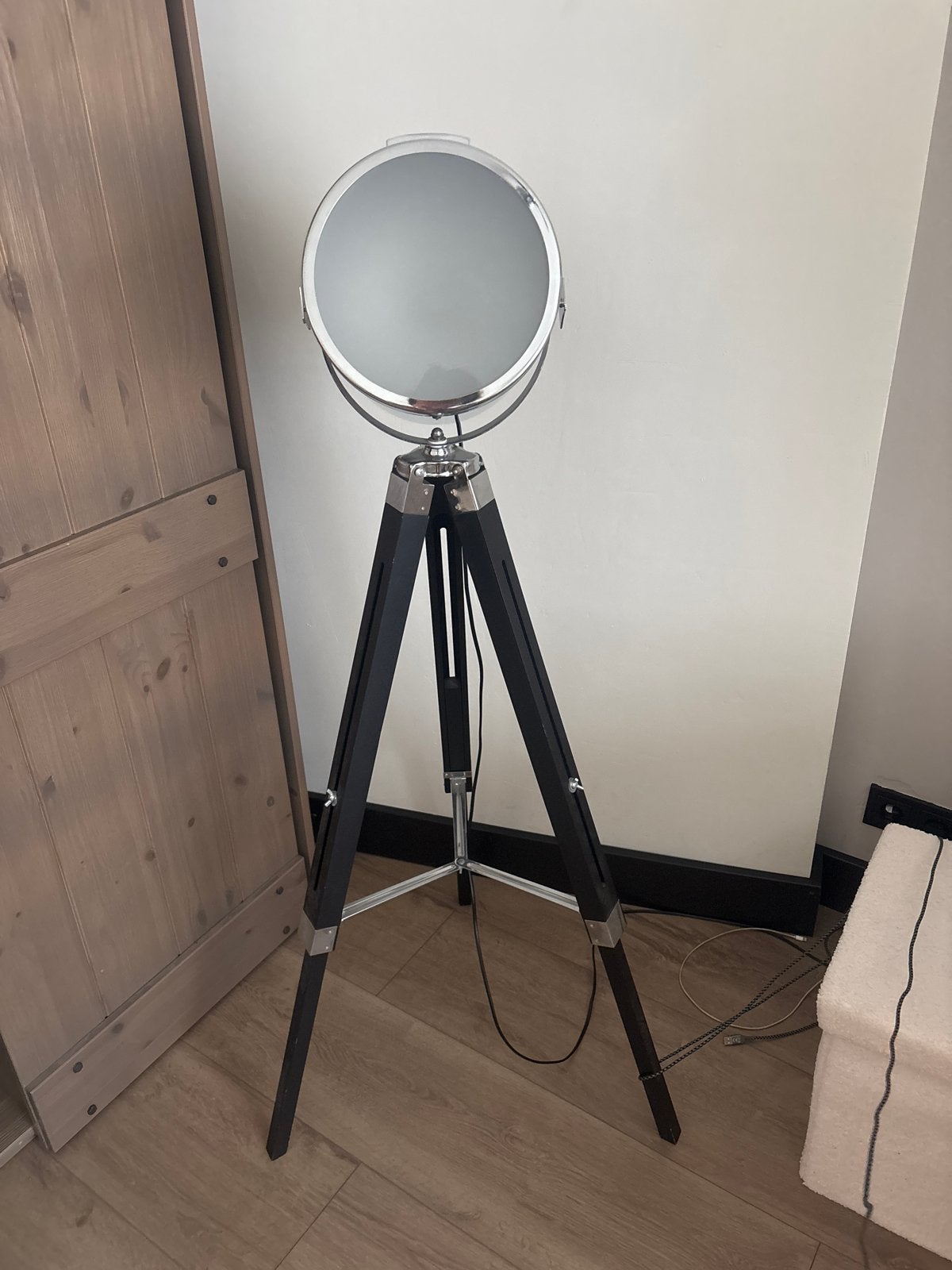 Industriële Schijnwerper Vloerlamp op Statief, Huis en Inrichting, Lampen | Vloerlampen, Ophalen, 100 tot 150 cm, E27 (groot)