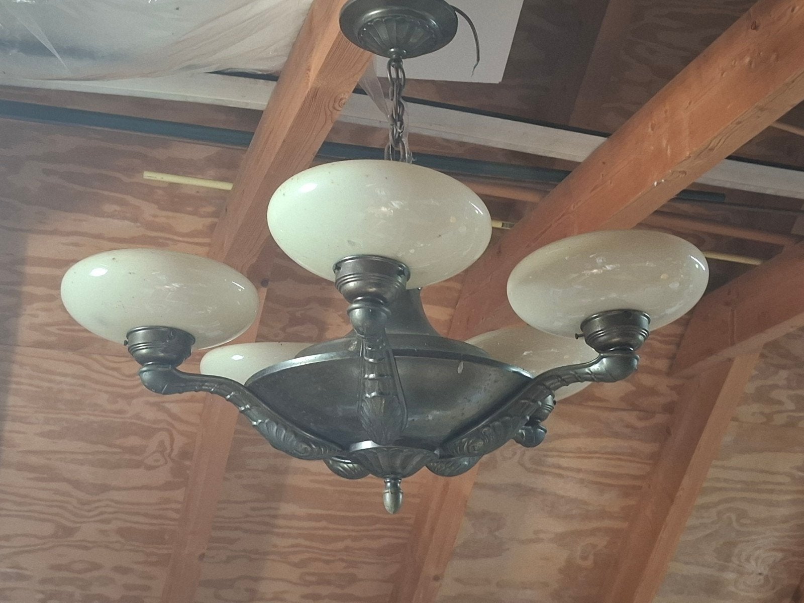Mooie nostalgische lamp. 5 armen met creme glazen kelkjes, Ophalen of Verzenden