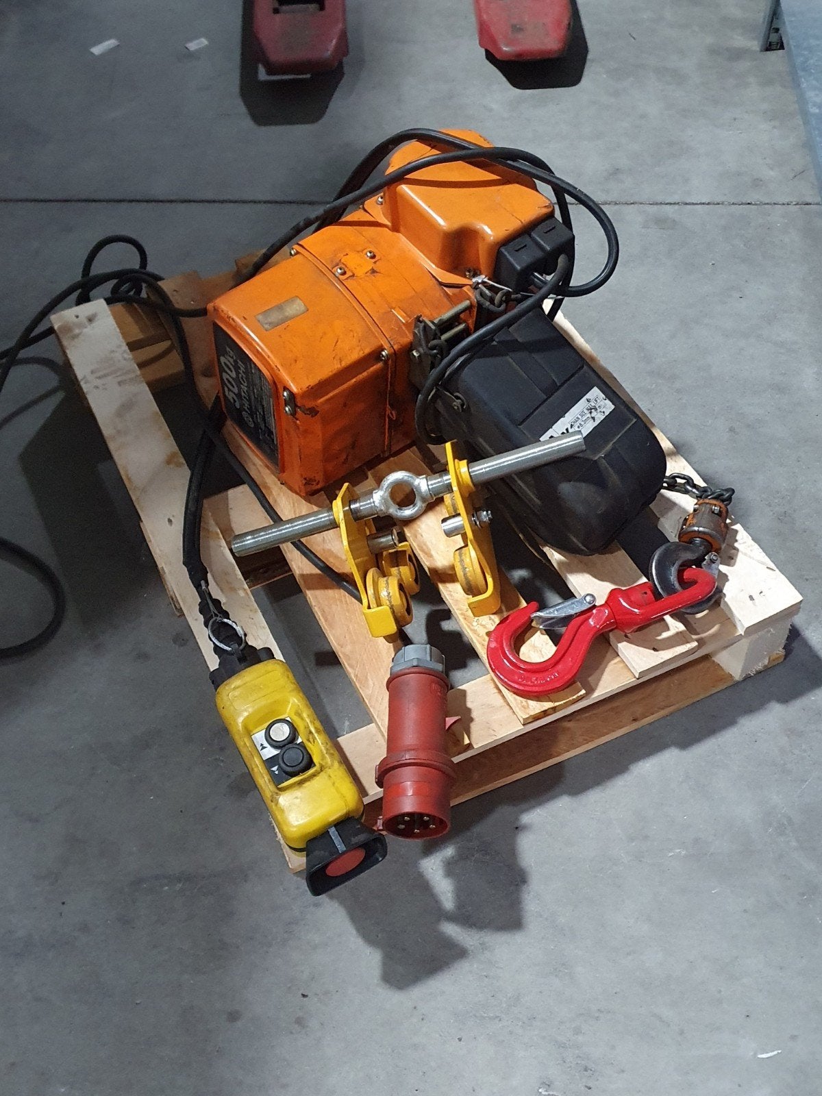 Hitachi 500kg elektrische kettingtakel met loopkat, Ophalen