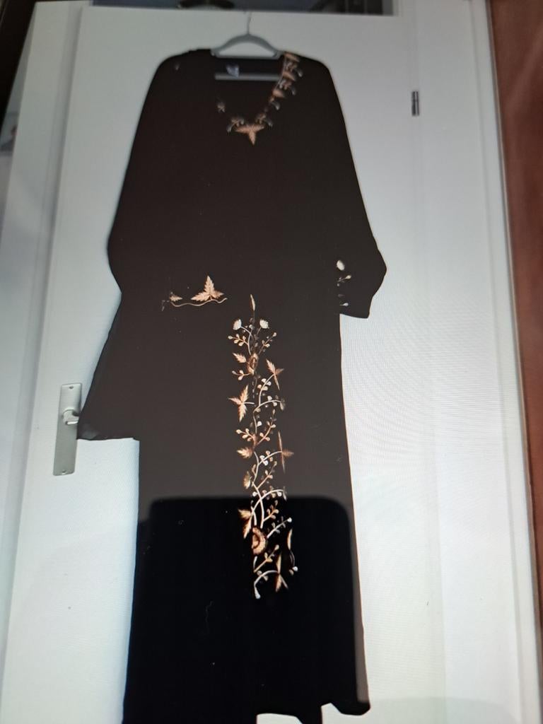 Zwarte abaya met gouden borduursels, Kleding | Dames, Jurken, Ophalen