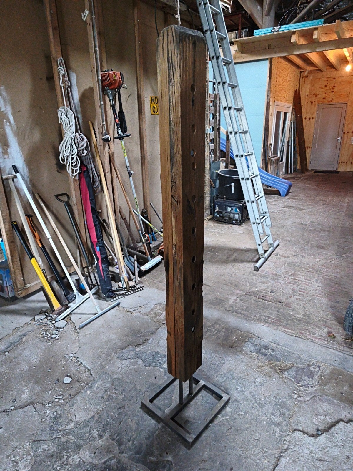 Unieke houten wijnpaal met metalen voet, Huis en Inrichting, Ophalen, Gebruikt, 15 tot 25 flessen, 75 – 100
