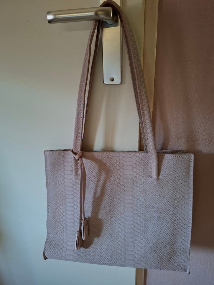 Lichtroze suède leren tas met slangenprint, Ophalen of Verzenden, Zo goed als nieuw, Roze, Overige typen