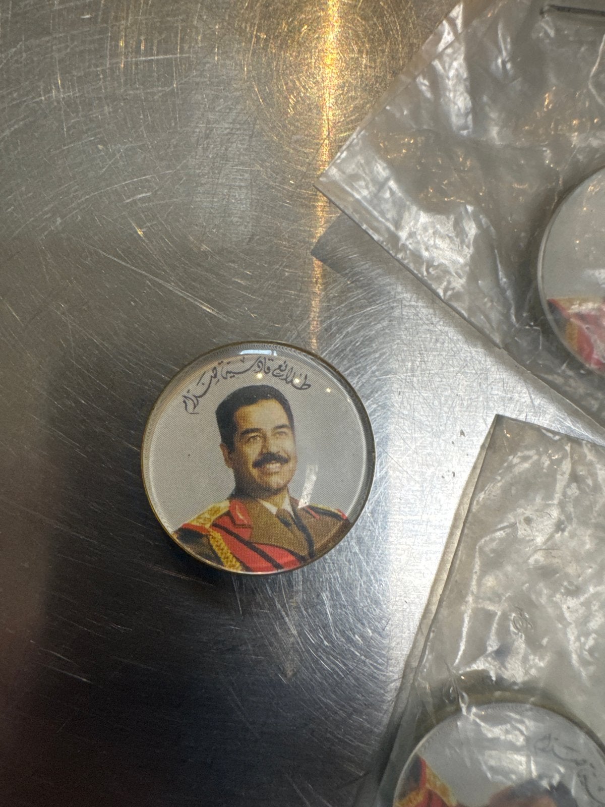 Nieuwe Irak/Irak Saddam Hoessein Buttons/Speldjes, Ophalen of Verzenden, Nieuw, Stad of Land, Button