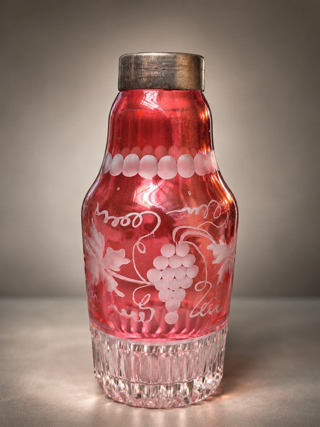 Art Nouveau Boheemse Robijnrode Kristallen vaas met Druivenm, Antiek en Kunst, Ophalen of Verzenden