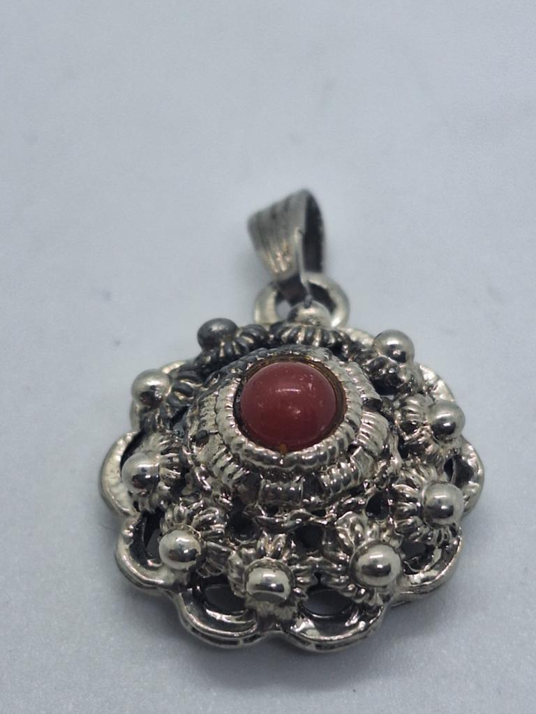 Zilveren Zeeuwse Knoop Hanger met Bloedkoraal, Overige voorstellingen, Ophalen of Verzenden, Met edelsteen, Zilver