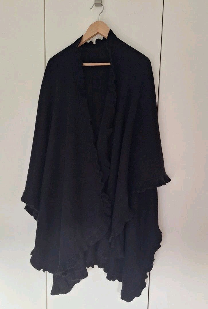 Mooie zwarte omslagdoek met ruches, Ophalen of Verzenden, Zo goed als nieuw, Maat 38/40 (M), Zwart