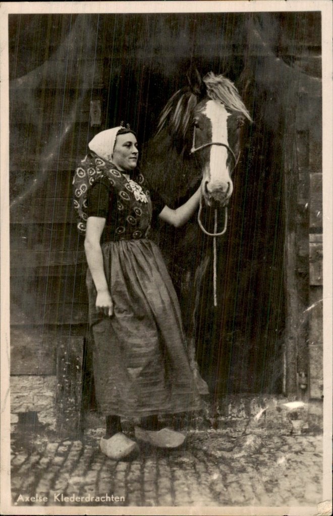 Axel - Klederdrachten - Vrouw met paard, Ophalen of Verzenden, 1920 tot 1940, Ongelopen, Zeeland