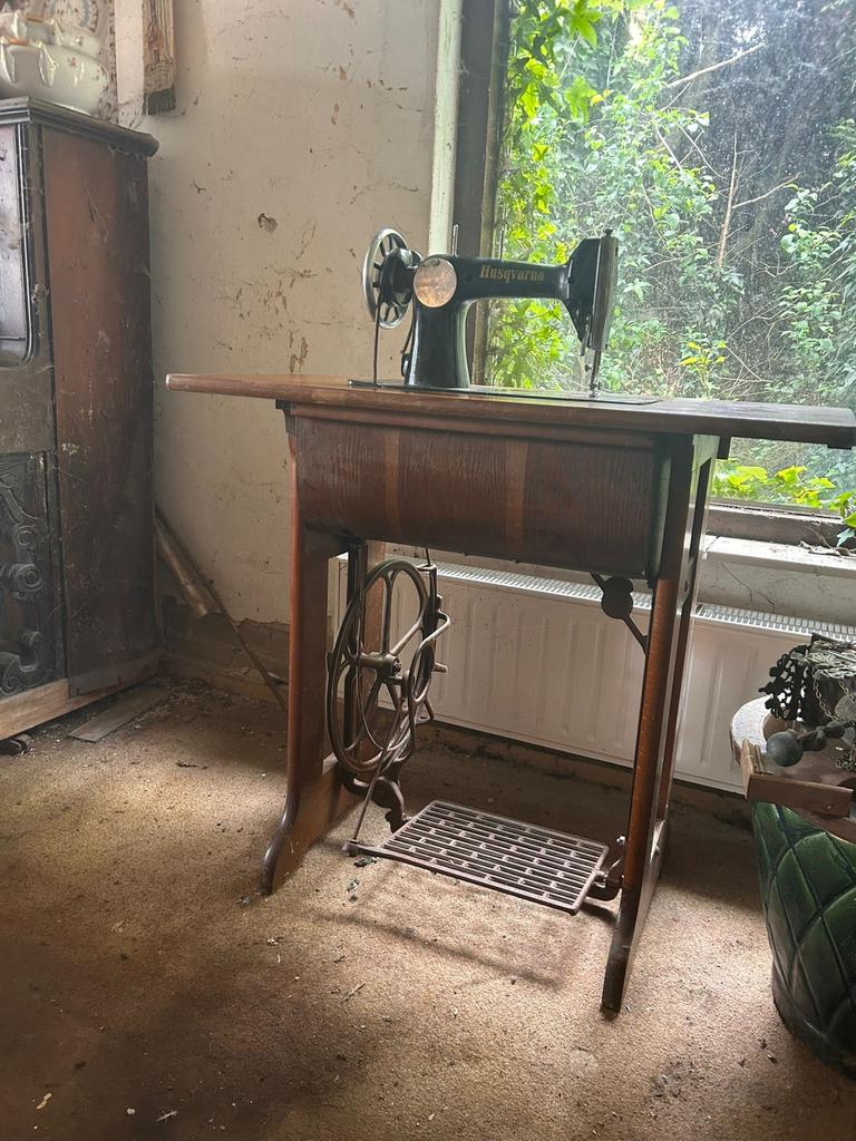 Antieke Husqvarna Naaimachine met Meubel, Ophalen