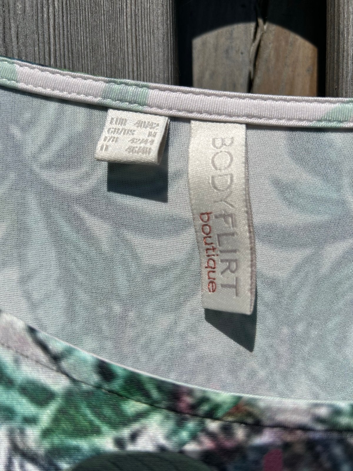 Mooie jurk met tropische print, maat 40/42, Kleding | Dames, Jurken, Ophalen, Meerkleurig, Maat 42/44 (L), Zo goed als nieuw